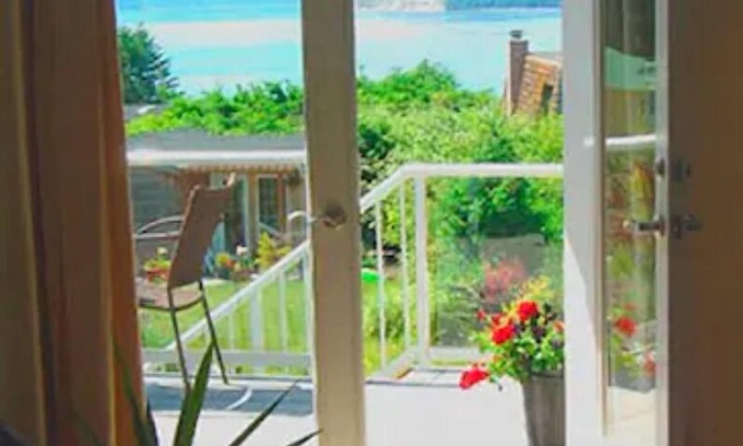 Clinton House | View Beach cottage the 'Library' Guest House, Useless Bay