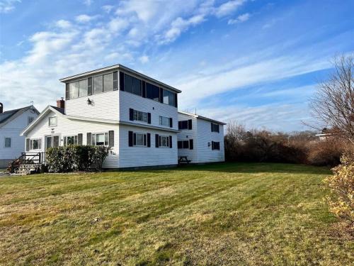 York Beach House | Views of The Atlantic Ocean and Nubble Lighthouse 4 Bedroom Family Home