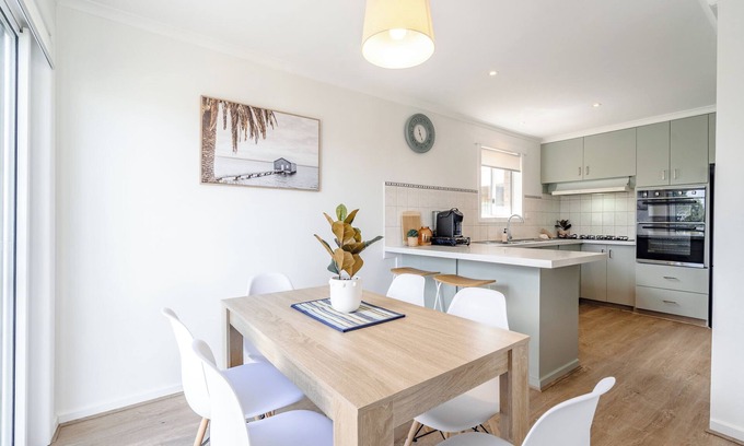 Clifton Springs House | Views on the Avenue By Host on the Coast
