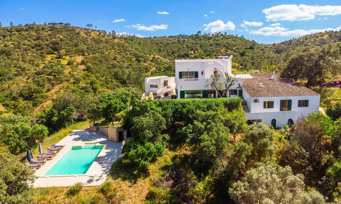 Corte Vidreiro Villa | Villa Eiras Altas Grande by Portucasa