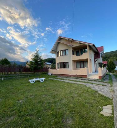 Cheia Cabin | Vila dintre Munți