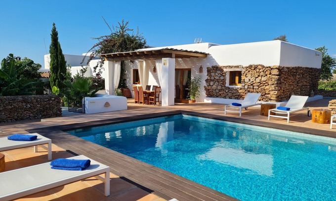Sant Carles de Peralta Villa | VILLA 5 MINUTES FROM THE BEACHES WITH POOL AND GARDENS