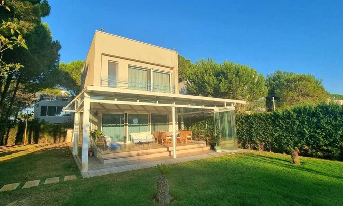 Ishem Villa | Villa Amorino by the Sea