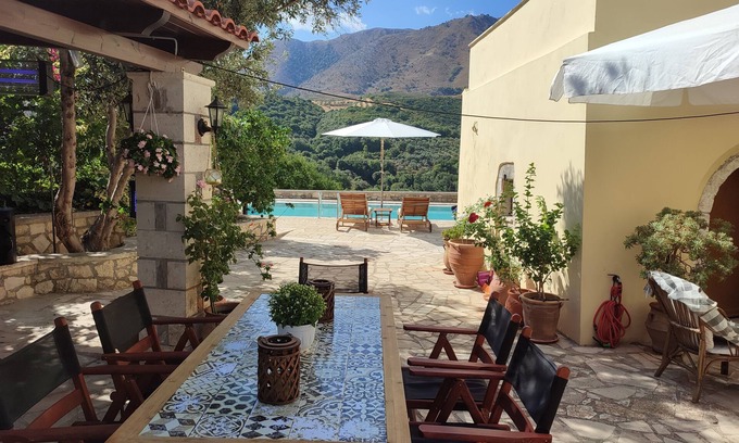Kournas Villa | Villa Andreas with private swimming pool and spacious courtyard!