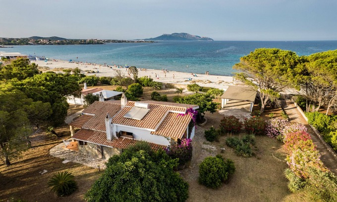 Pittulongu Villa | Villa Bay Pine - direct access to Pittulongu beach, wi-fi