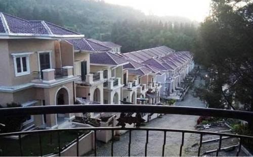 Berastagi Villa | Villa Berastagi Resort V25 depan Kolam Renang