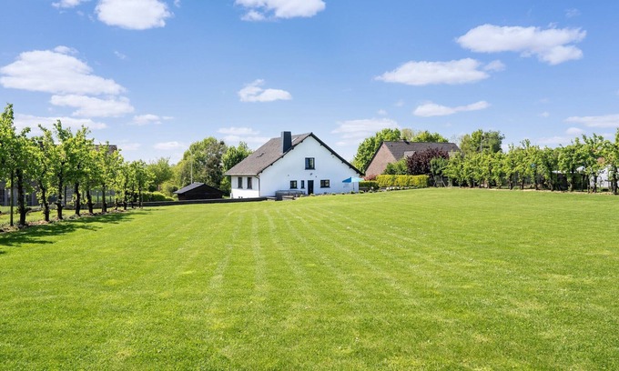 Borgloon Villa | Villa Borgloon with Blossom Views and Jacuzzi