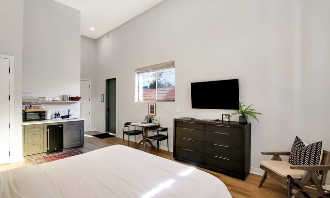 Santa Barbara Apartment | Villa Castillo 3 - studio, Dog Friendly, walk to State St, restaurants, free parking, wifi!