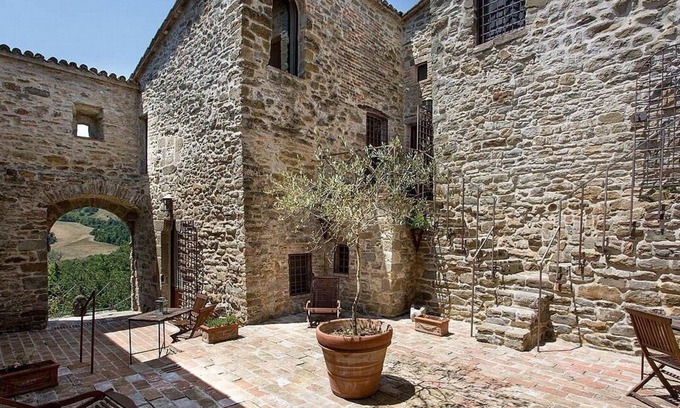 Umbertide House | Villa Cenobio E: A characteristic and welcoming apartment that is part of an ancient country house made of stone, with Free WI-FI.