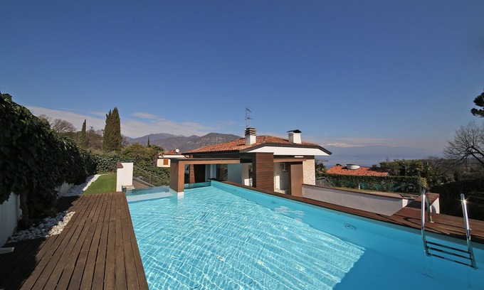 Salo Villa | VILLA CHIARA 3 BEDROOMS 2 BATHROOMS GARDEN AND PRIVATE POOL