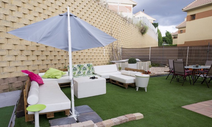 Bernuy de Porreros Ski Chalet | Villa con Gran Jardín, Zona Barbacoa y Piscina