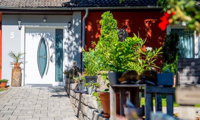 Klingenberg am Main House | Villa Croatia & Restaurant Adria