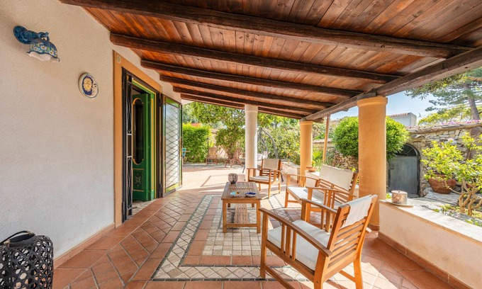 Carini Villa | Villa 'Ellie' with Private Garden, Wi-Fi and Air Conditioning