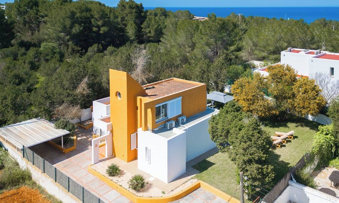 San Antonio Bay Villa | Villa Paz between Relaxation Nature and Waves