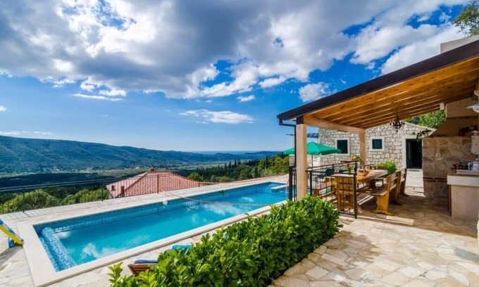 Dunave Krajnje Villa | Villa Falcon Rook - Four-Bedroom Villa with Terrace and Swimming Pool