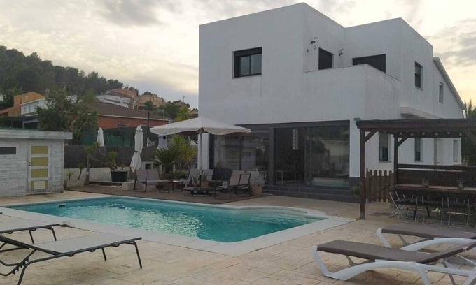 Canyelles Villa | Villa Franz Complete house, near Sitges, with swimming pool and guest house