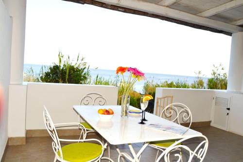 San Vincenzo House | Villa Ginestra sulla spiaggia di Stromboli