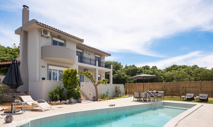 Monopari Villa | Villa Hercules Refreshing Pool & Hydromassage