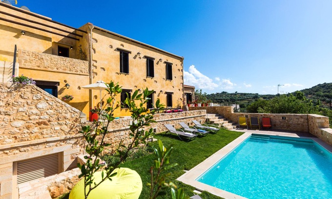 Achlades Villa | Villa in Crete with pool, patio, BBQ and cozy ambience!
