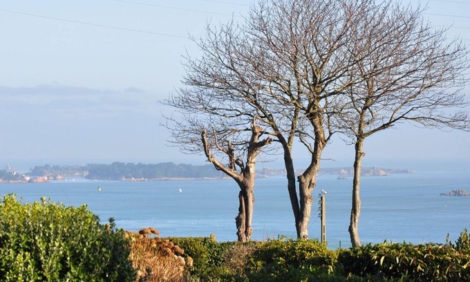 Ploubazlanec House | Villa in Gliz-Noz close to the sea with a view of Brehat Island