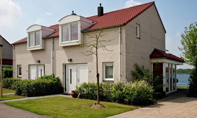 Heel House | Villa in Maaspark with Lake Views & Sauna