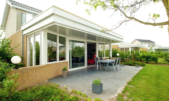 Heel House | Villa in Maaspark with Sauna and Lake Views