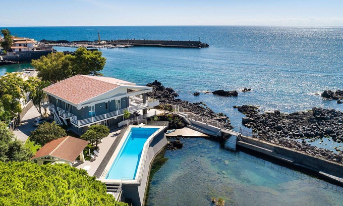 Stazzo Villa | Villa in Stazzo with 8 bedrooms sleeps 16