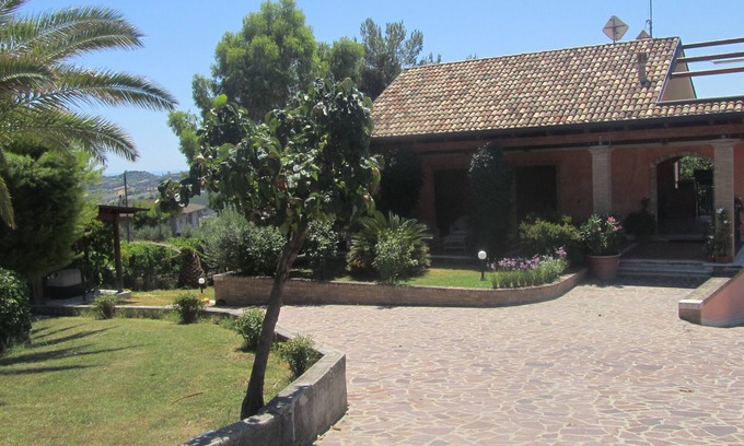 Acquaviva Picena House | Villa in the countryside a stone's throw from the sea