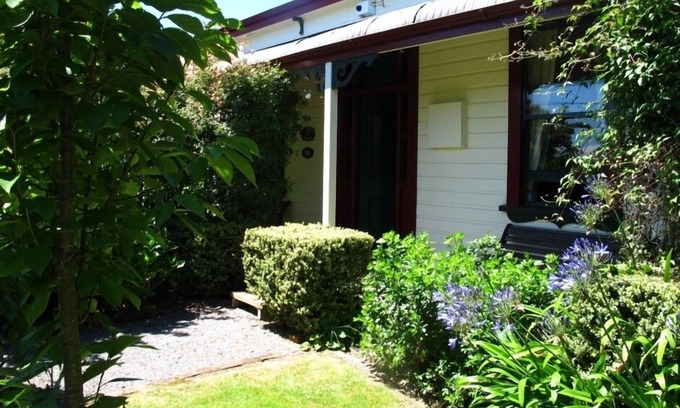 Martinborough House | Villa in the Vines on MB wine trail, 4 bikes, woodfire, heatpump & pet friendly.