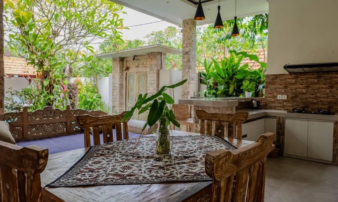 Babakan Villa | Villa in Tumbak Bayuh, 3 Bedrooms, 3 Bathroom. Air-conditioned.private Pool