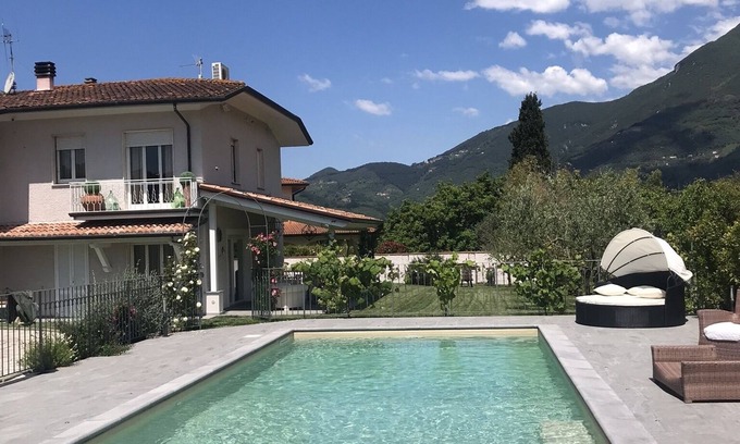 Camaiore House | Villa in Versilia, swimming pool10x5 private fenced, 9kmdal sea, garden, barbecue