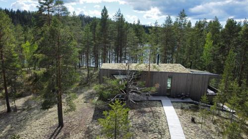 Utajarvi Villa | Villa Jäkälä - An architectural wooden villa by the lake