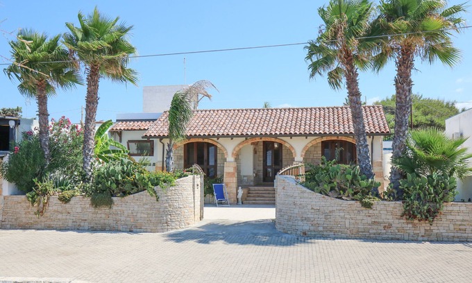 Posto Rosso Villa | VILLA JINETTE facing the sea