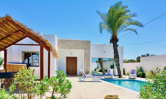Arkou House | Villa Lina : Modern swimming pool not overlooked Djerba