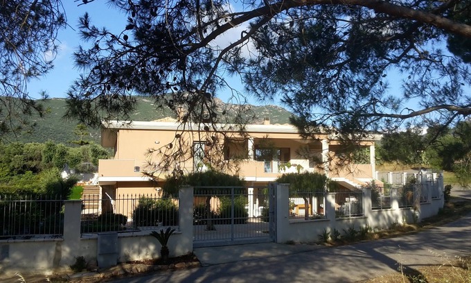 Poggio dei Pini House | Villa Luigi: Alloggio Indipendente in Villa con Parcheggio