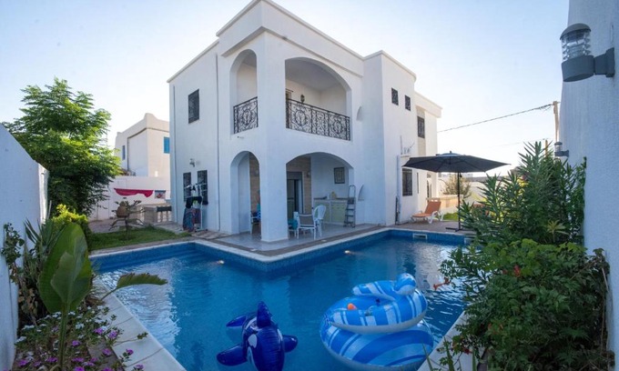 Erriadh Villa | Villa meublée avec piscine et abri de voiture