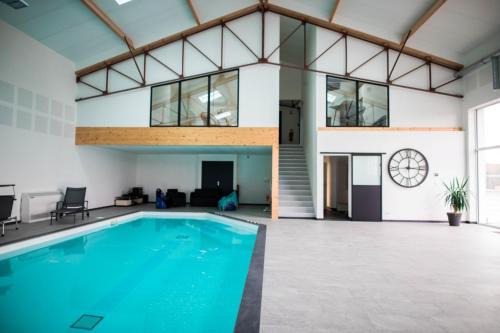 Dollon Villa | Villa moderne proche du Mans avec piscine intérieure
