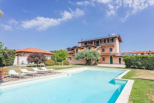 Divignano House | Villa near Milan with swimming pool