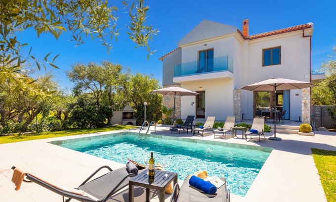 Tavronitis Villa | Villa Nineta - Three Bedroom Villa, Sleeps 6