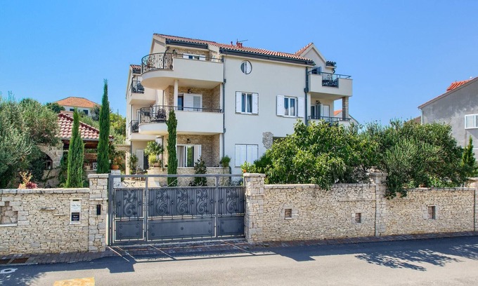Susica Apartment | Villa on Murter with Pool and Sea View