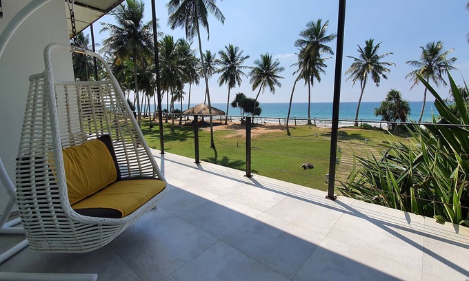 Kosgoda Villa | Villa on the Beach with Private Pool & Beach Access