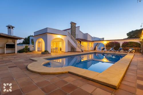 Pinar del Advocat Villa | Villa Ponte Vecchio by Abahana Villas