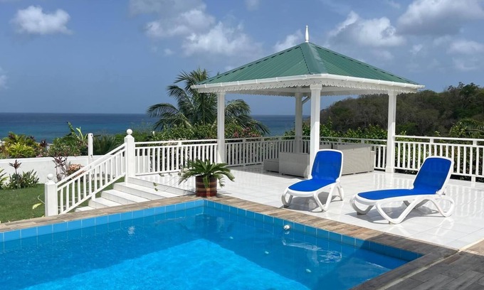 Choiseul House | Villa Romantique Avec Bain à Remous, à 5 Minutes de la Plage !