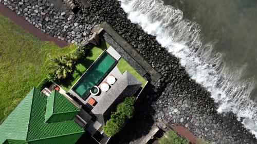 Banjarangkan Villa | Villa Rosita - Luxury Oceanfront Villa Wchef,