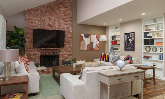 Valencia House | Villa Style House in Santa Clarita