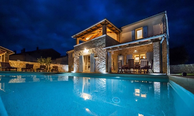 Krmed Villa | Villa Tomani - Pool, Jacuzzi, Sport Courts
