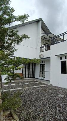 Mungkid Villa | Villa Trojayan