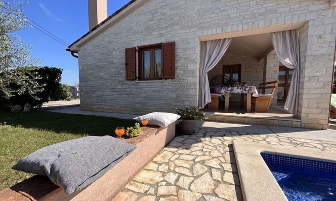 Grandici Villa | Villa van steen Mirela