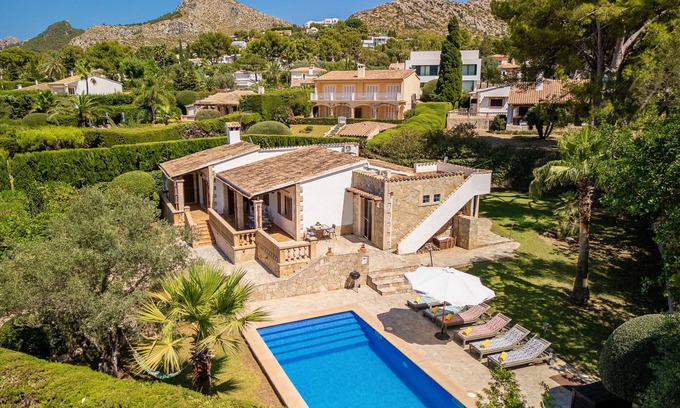 Cielo de Bonaire Ski Chalet | Villa Victoria Alcudia Alcudia Bonaire for 6 with pool