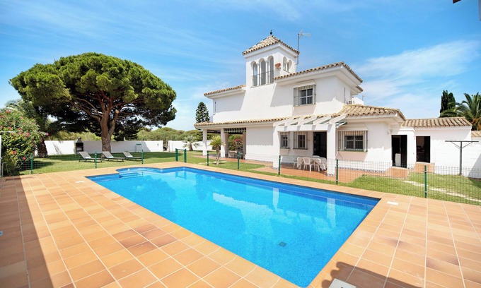 Poblado de Sancti Petri House | Villa “Virgen del Camino” directly by the Beach, Pool, Terrace & Garden